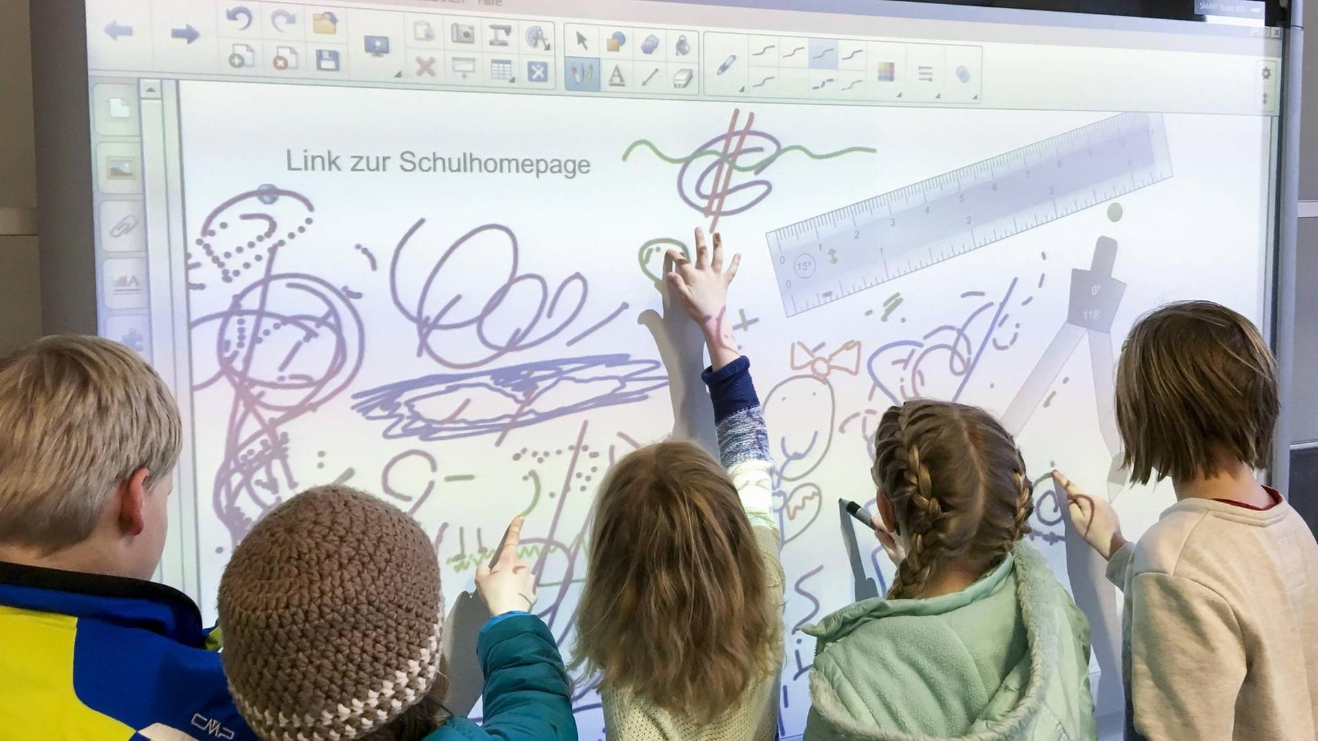 Malen im Unterricht an einer digitalen interaktiven Tafel in Marktoberdorf, Deutschland am 08.03.2016 Malen im Unterricht an einer digitalen interaktiven Tafel in Marktoberdorf, Deutschland am 08.03.2016
