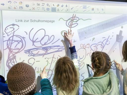 Malen im Unterricht an einer digitalen interaktiven Tafel in Marktoberdorf, Deutschland am 08.03.2016