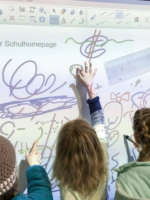 Malen im Unterricht an einer digitalen interaktiven Tafel in Marktoberdorf, Deutschland am 08.03.2016