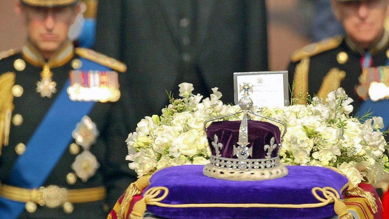 Krone mit dem legendären Koh-i-Noor-Diamanten: Zu sehen ist sie im April 2002 bei der Beerdigung der britischen Königinmutter. Dem Sarg folgen Prinz Charles und Prinz Philip. Krone mit dem legendären Koh-i-Noor-Diamanten: Zu sehen ist sie im April 2002 bei der Beerdigung der britischen Königinmutter. Dem Sarg folgen Prinz Charles und Prinz Philip.