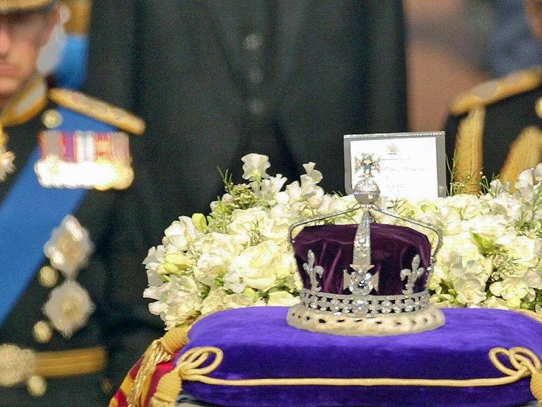 Krone mit dem legendären Kohinoor-Diamanten: Zu sehen ist sie im April 2002 bei der Beerdigung der britischen Königinmutter. Dem Sarg folgen Prinz Charles und Prinz Philip.