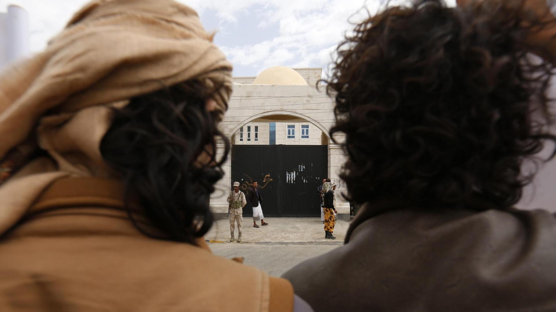 Bahai protestieren am 3. April 2016 vor dem Gericht in Sanaa gegen die Festnahme von Hamed Haydara. Bild: EPA / Yahya Arhab Bahai protestieren am 3. April 2016 vor dem Gericht in Sanaa gegen die Festnahme von Hamed Haydara. Bild: EPA / Yahya Arhab