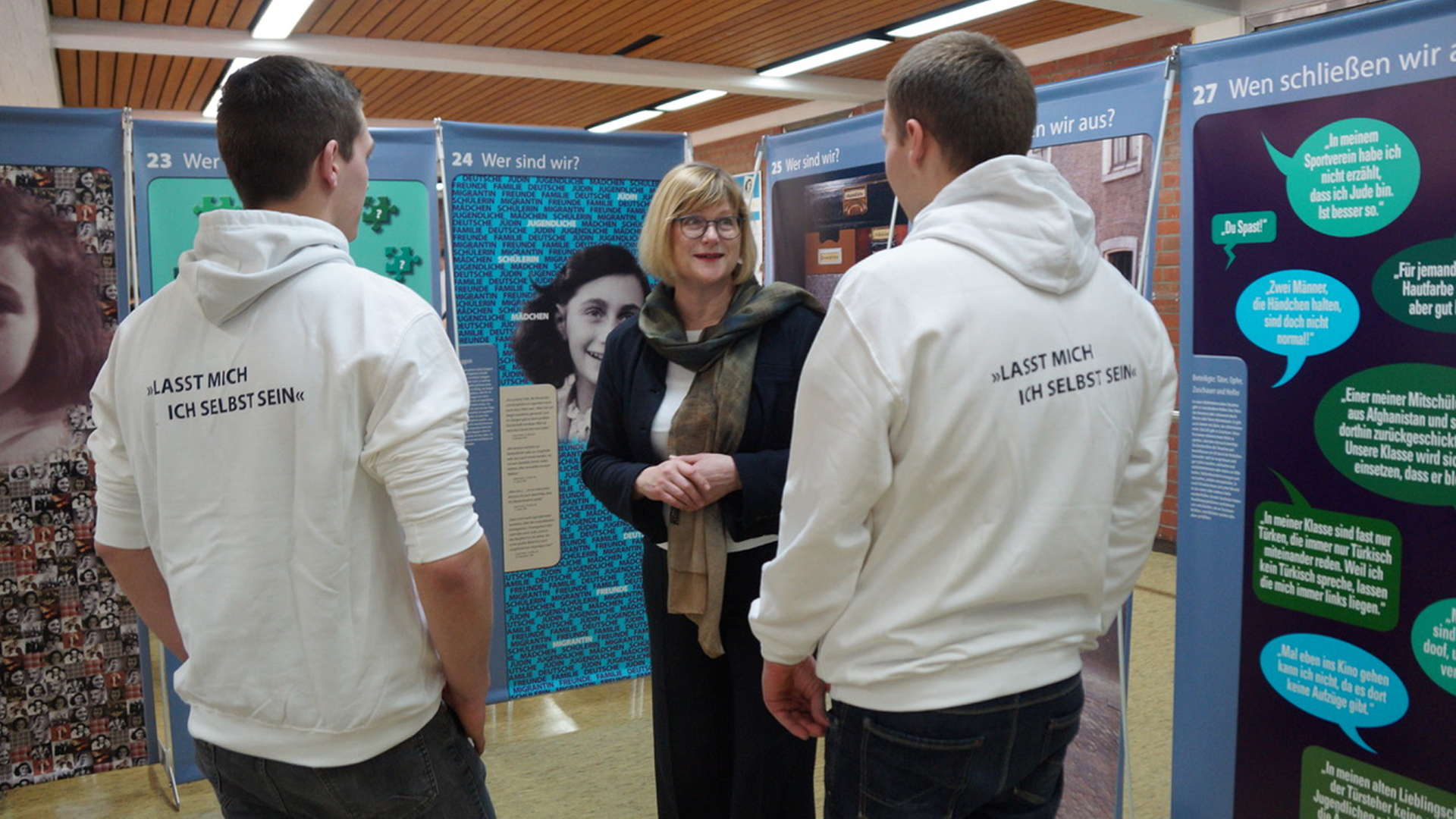 Die niedersächsische Justizministerin Antje Niewisch-Lennartz am 16.3.2017 bei der der Eröffnung der Ausstellung mit Peer Guides. Die niedersächsische Justizministerin Antje Niewisch-Lennartz am 16.3.2017 bei der der Eröffnung der Ausstellung mit Peer Guides.