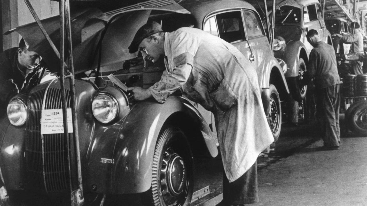 Arbeiter am Fließband bei der Endmontage des Kadett im Opelwerk in Rüsselsheim 1936. Arbeiter am Fließband bei der Endmontage des Kadett im Opelwerk in Rüsselsheim 1936.