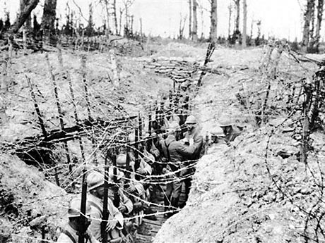 Französische Soldaten in einem Schützengraben (Ort und Zeit unbekannt)