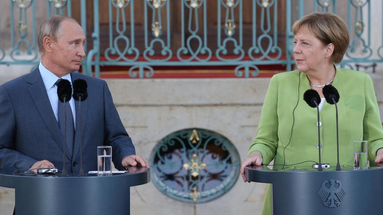 Der russische Präsident Vladimir Putin und Bundeskanzlerin Angela Merkel, 18. August 2018 in Gransee, Deutschland. Der russische Präsident Vladimir Putin und Bundeskanzlerin Angela Merkel, 18. August 2018 in Gransee, Deutschland.
