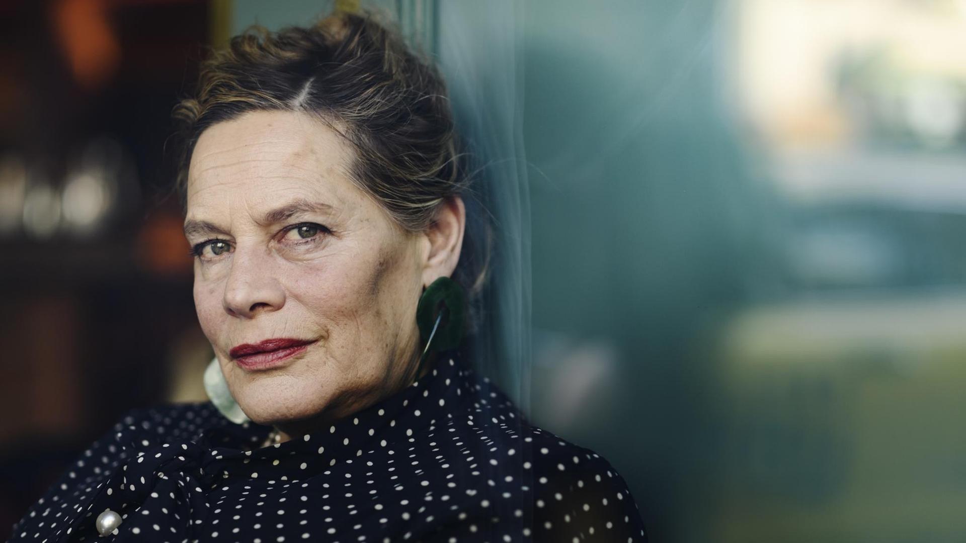 Die Schriftstellerin Deborah Levy, aufgenommen 2019 in Stockholm. Sie trägt ihr grau-meliertes Haar hochsteckt. Die Schriftstellerin Deborah Levy, aufgenommen 2019 in Stockholm. Sie trägt ihr grau-meliertes Haar hochsteckt.