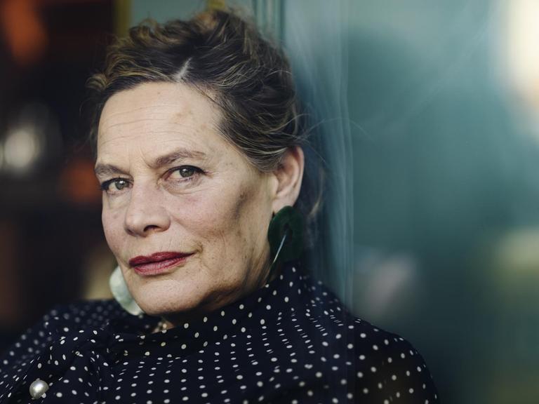 Die Schriftstellerin Deborah Levy, aufgenommen 2019 in Stockholm. Sie trägt ihr grau-meliertes Haar hochsteckt.