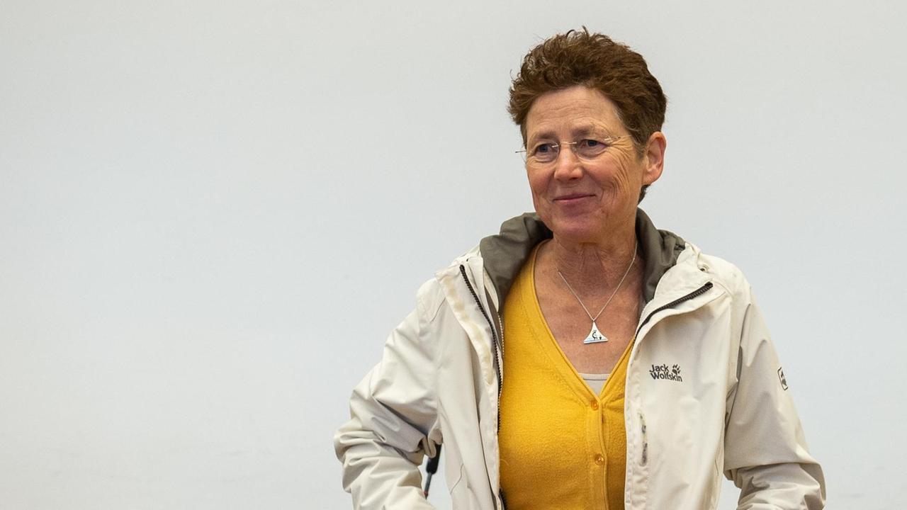 Die Gießener Ärztin Kristina Hänel steht vor Beginn des Berufungsprozesses im Gerichtssaal. Die Gießener Ärztin Kristina Hänel steht vor Beginn des Berufungsprozesses im Gerichtssaal.