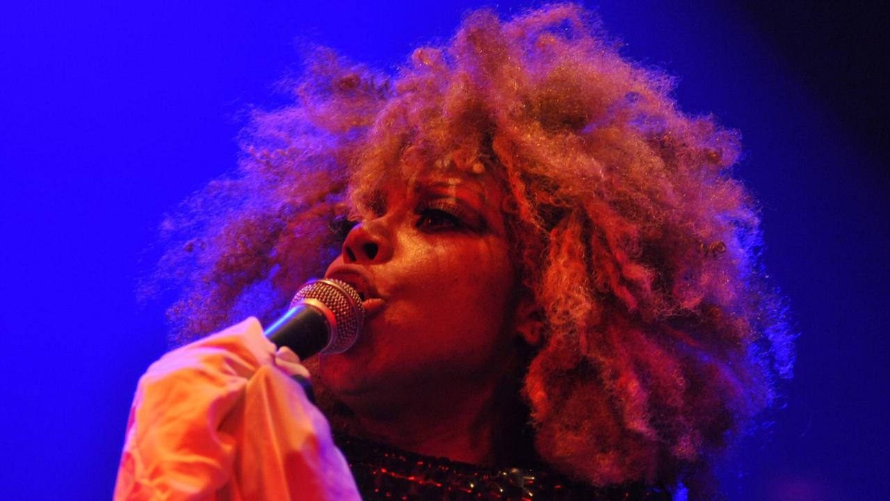 Ebony Bones auf der Bühne in London. Ebony Bones auf der Bühne in London.