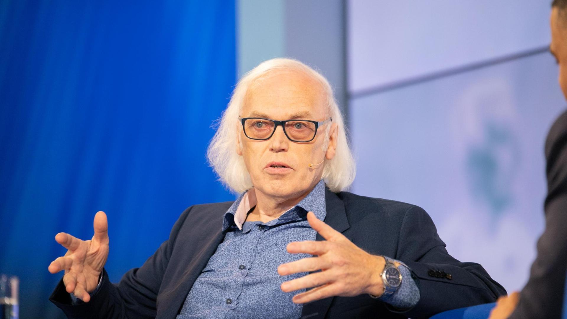 Klaus Viewig auf dem blauen Sofa. Klaus Viewig auf dem blauen Sofa.