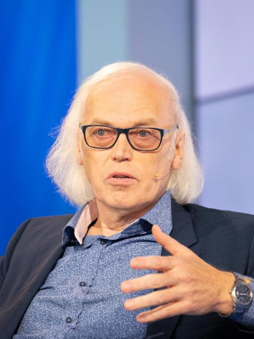 Klaus Viewig auf dem blauen Sofa.
