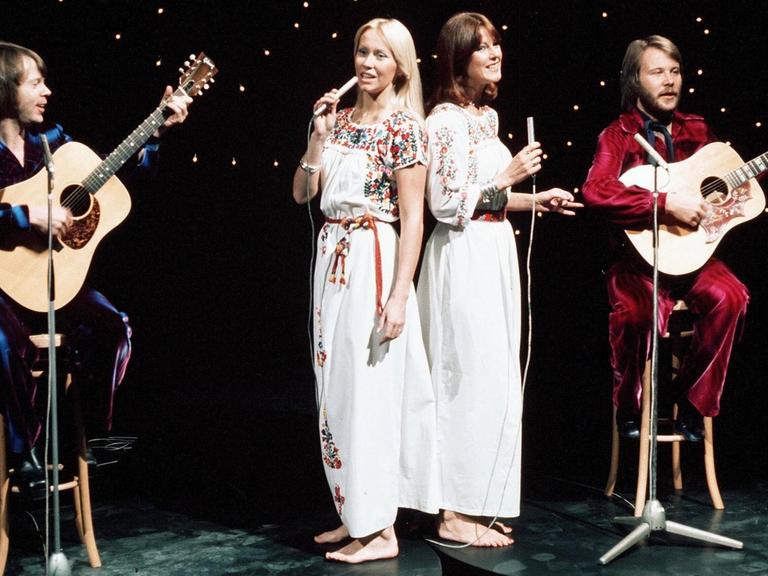 Die Band Abba – (v.l.) Björn Ulvaeus, Agnetha Fältskog, Anni-Frid Lyngstad und Benny Andersson – sind 1974 auf einer Bühne zu sehen.