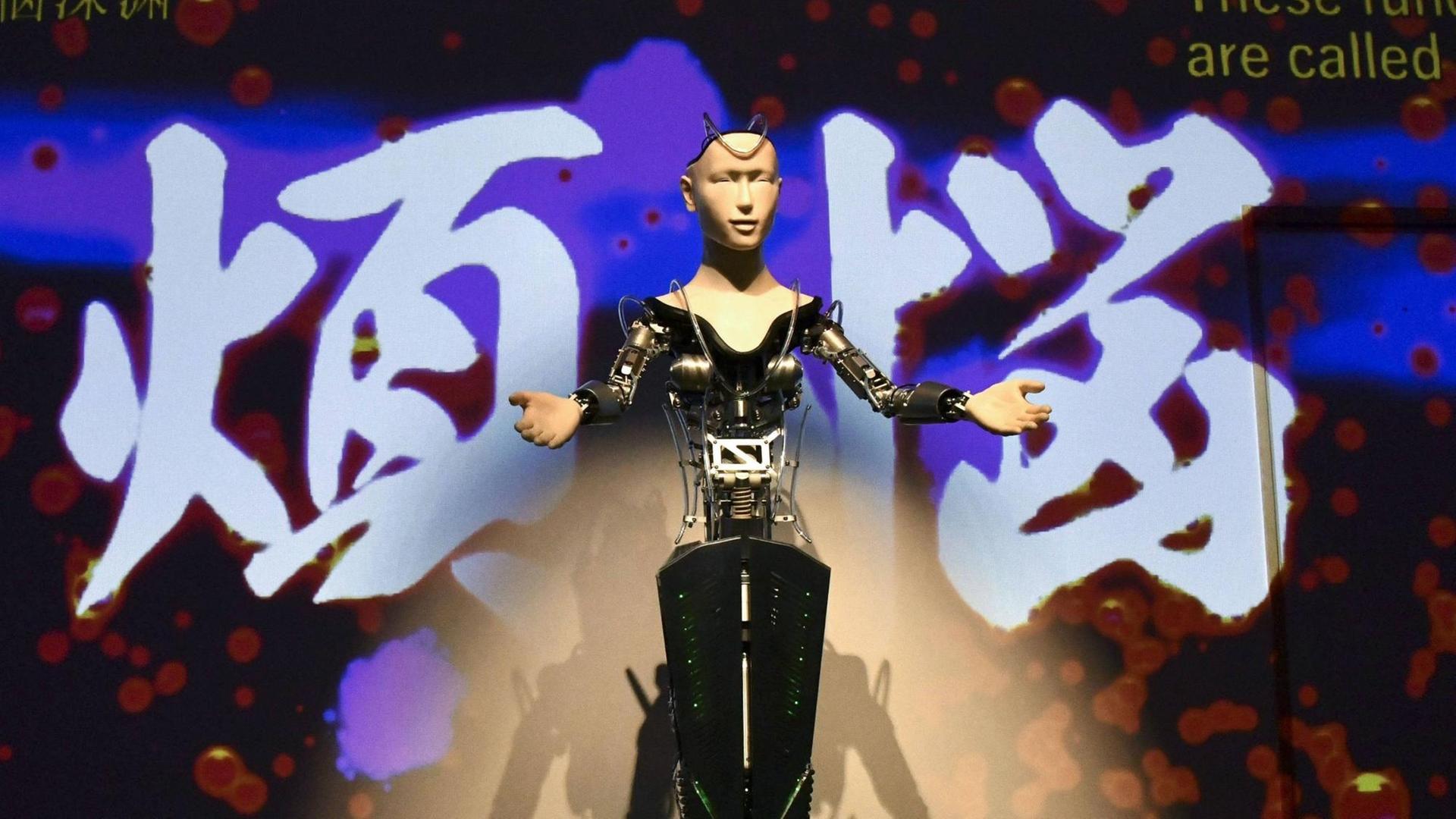Der Mitgefühl-Roboter Mindar während einem Ritual im Kodaiji-Tempel in Kyoto Der Mitgefühl-Roboter Mindar während einem Ritual im Kodaiji-Tempel in Kyoto