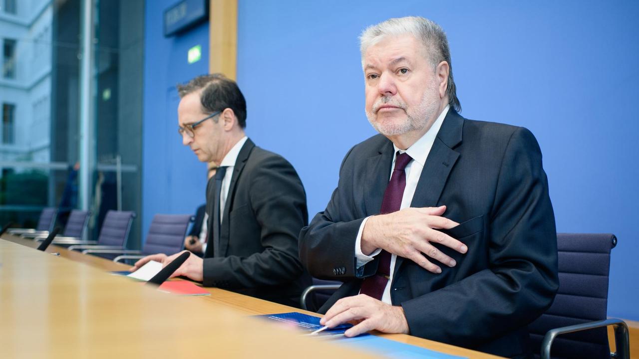 Kurt Beck (SPD) sitzt auf dem Podium der Bundespressekonferenz, im Hintergrund Bundesjustizminister Heiko Maas (SPD). Kurt Beck (SPD) sitzt auf dem Podium der Bundespressekonferenz, im Hintergrund Bundesjustizminister Heiko Maas (SPD).