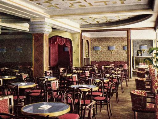 Ein in rot gehaltener, farbenfroher Kaffeesaal aus den 30ern.