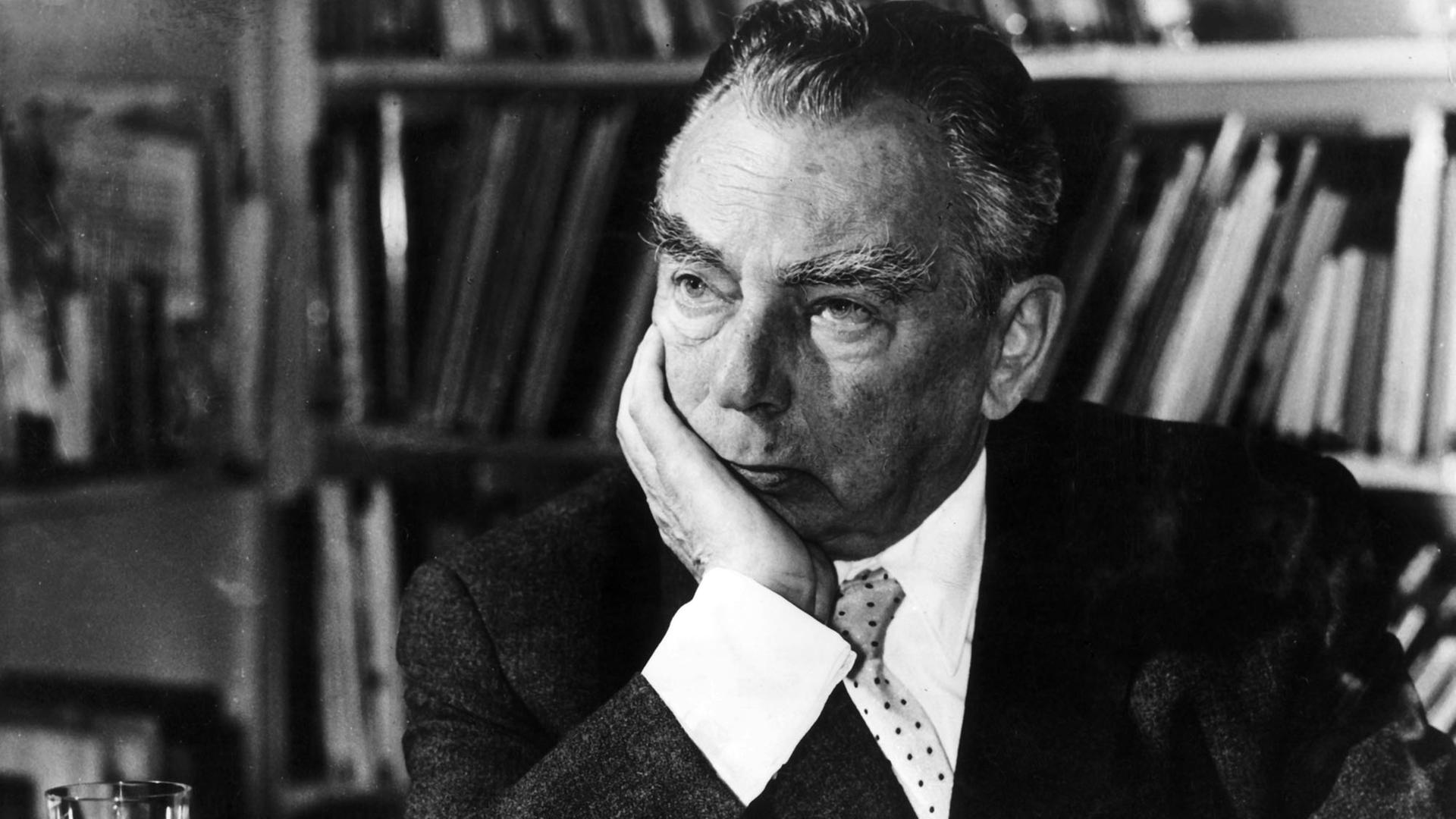 Undatiertes Archivbild eines nachdenklichen Erich Kästners. Er war ein deutscher Schriftsteller, Drehbuchautor und Journalist, der vor allem für seine Kinderbücher (z. B. "Emil und die Detektive", "Das doppelte Lottchen")bekannt wurde. Undatiertes Archivbild eines nachdenklichen Erich Kästners. Er war ein deutscher Schriftsteller, Drehbuchautor und Journalist, der vor allem für seine Kinderbücher (z. B. "Emil und die Detektive", "Das doppelte Lottchen")bekannt wurde.