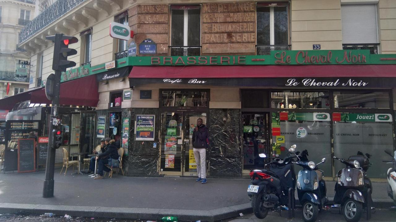 Außenansicht der Bar "Le Cheval Noir" in Paris mit Wett-Café der Gesellschaft PMU