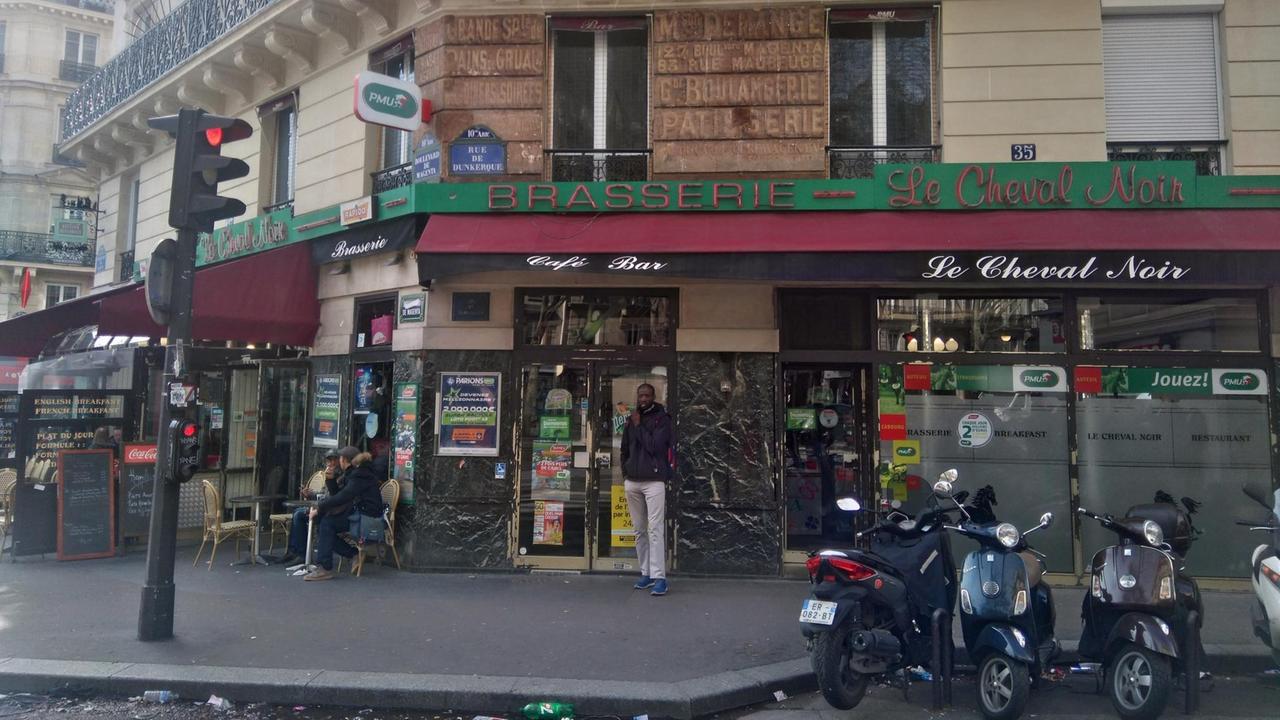 Außenansicht der Bar "Le Cheval Noir" in Paris mit Wett-Café der Gesellschaft PMU Außenansicht der Bar "Le Cheval Noir" in Paris mit Wett-Café der Gesellschaft PMU