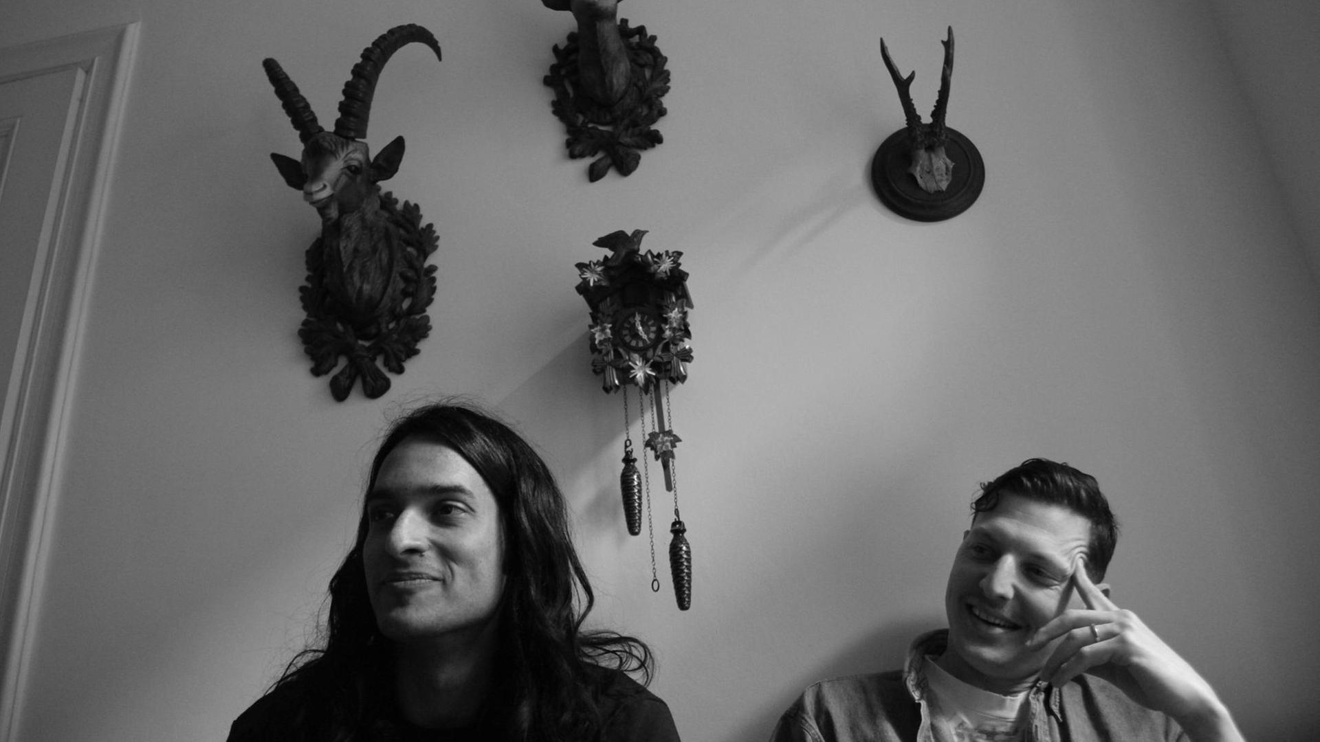 Gitarrist Anand Wilder (links) und Bassist Ira Wolf Tuton (rechts) während eines Interviews bei Mute Records in Berlin Gitarrist Anand Wilder (links) und Bassist Ira Wolf Tuton (rechts) während eines Interviews bei Mute Records in Berlin