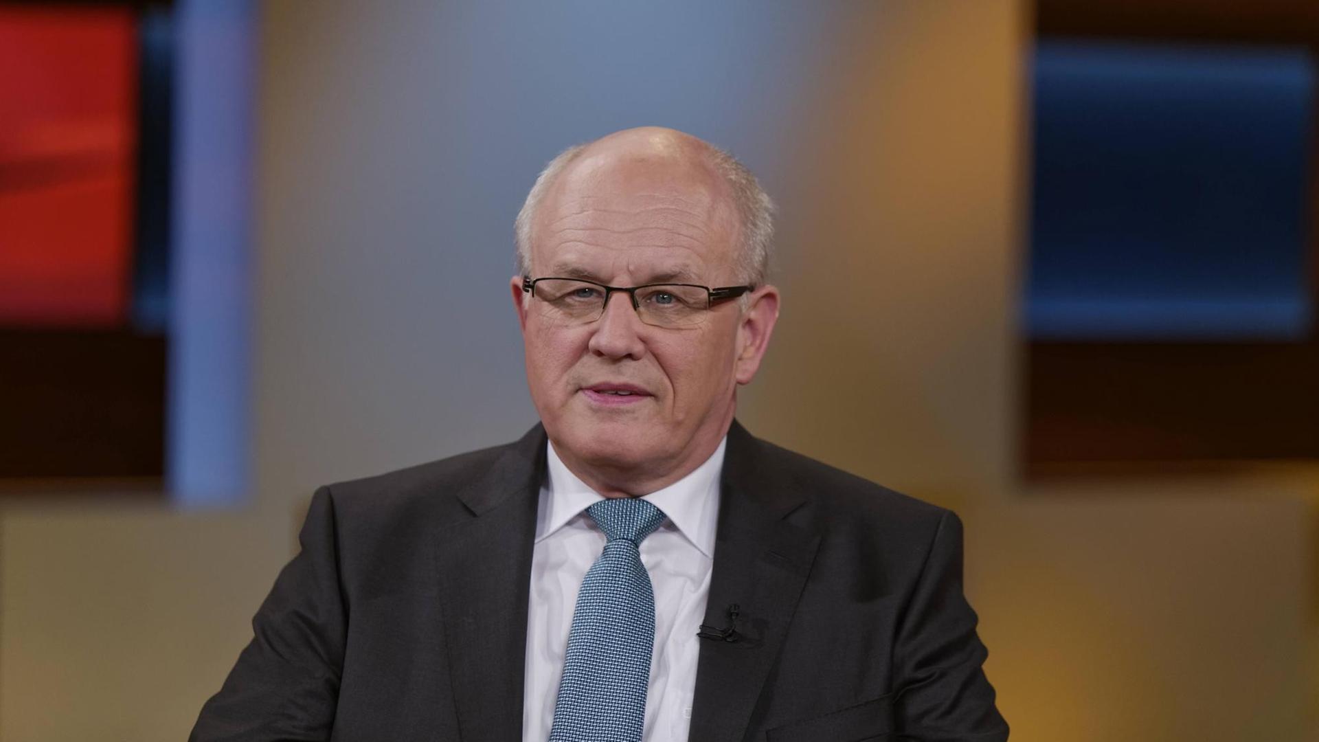 Volker Kauder, Vorsitzender der CDU/CSU-Bundestagsfraktion, am 1. Jujli 2015 zu Gast bei Anne Will im Ersten. Thema der Talkrunde: Tsipras lässt das Volk abstimmen - Provokation oder Chance für Europa? Volker Kauder, Vorsitzender der CDU/CSU-Bundestagsfraktion, am 1. Jujli 2015 zu Gast bei Anne Will im Ersten. Thema der Talkrunde: Tsipras lässt das Volk abstimmen - Provokation oder Chance für Europa?