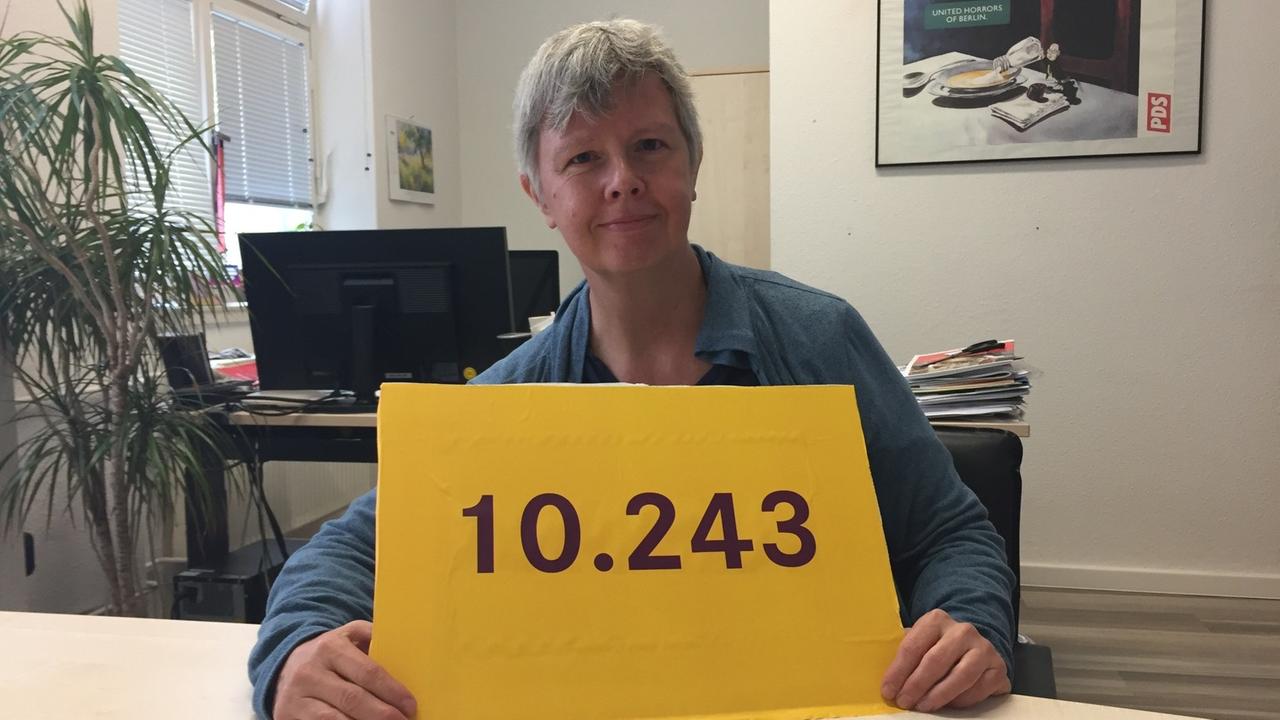 Katina Schubert, Landesvorsitzende der Linken Berlin mit der Zahl der übergebenen Unterschriften Katina Schubert, Landesvorsitzende der Linken Berlin mit der Zahl der übergebenen Unterschriften