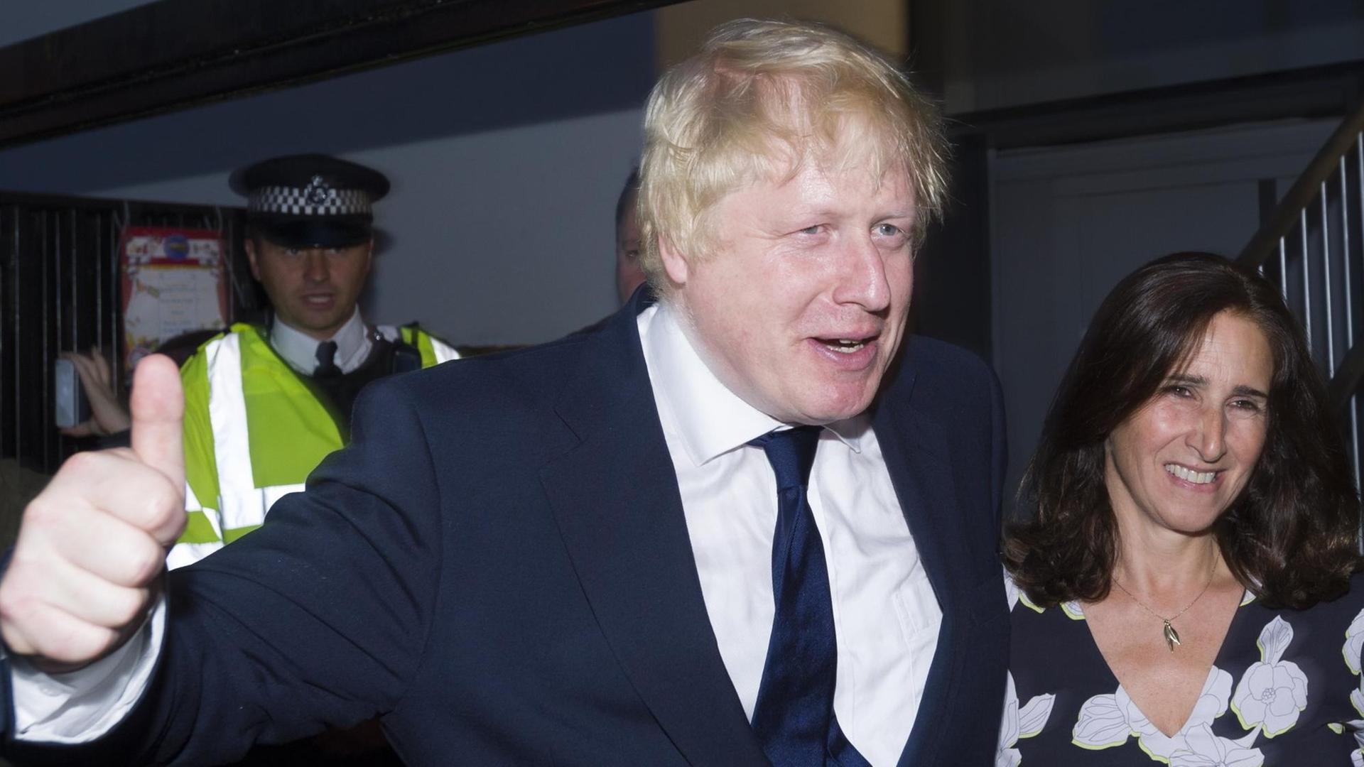 Brexit-Befürworter Boris Johnson und seine Frau Marina Wheeler bei der Stimmabgabe zum Brexit-Referendum in London Brexit-Befürworter Boris Johnson und seine Frau Marina Wheeler bei der Stimmabgabe zum Brexit-Referendum in London