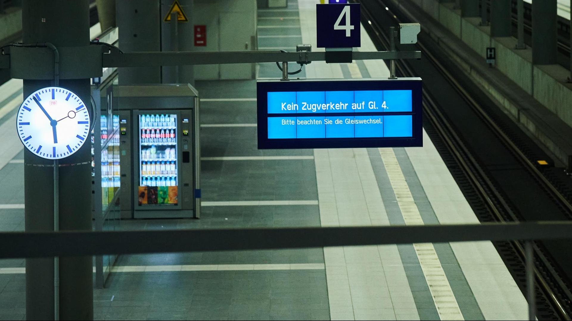 Ein leerer Bahnsteig. Auf der Anzeige-Tafel steht: "Kein Zug-Verkehr auf Gleis 4" Ein leerer Bahnsteig. Auf der Anzeige-Tafel steht: "Kein Zug-Verkehr auf Gleis 4"