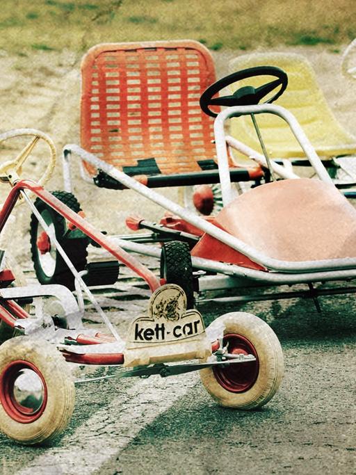 Das Bild zeigt drei Kettcars der Firma Kettler aus den 60er Jahren.