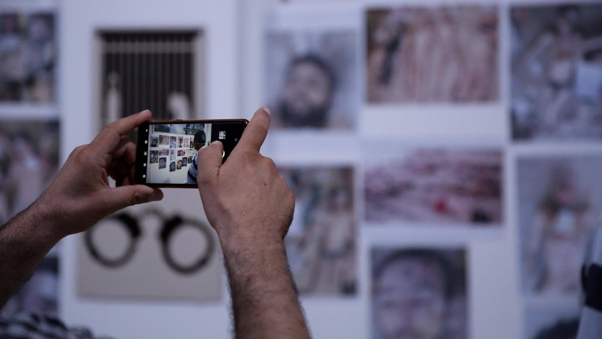 Blick in eine Ausstellung mit - hier nicht gut zu erkennenden - Fotos von Folteropfern in Syrien, die von einem forensischen Fotografen mit dem Decknamen Caeser an die Öffentlichkeit gebracht wurden, aufgenommen am 8. Juli 2020 in der privaten North University in Sarmada in Idlib Blick in eine Ausstellung mit - hier nicht gut zu erkennenden - Fotos von Folteropfern in Syrien, die von einem forensischen Fotografen mit dem Decknamen Caeser an die Öffentlichkeit gebracht wurden, aufgenommen am 8. Juli 2020 in der privaten North University in Sarmada in Idlib