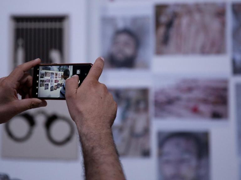Blick in eine Ausstellung mit - hier nicht gut zu erkennenden - Fotos von Folteropfern in Syrien, die von einem forensischen Fotografen mit dem Decknamen Caeser an die Öffentlichkeit gebracht wurden, aufgenommen am 8. Juli 2020 in der privaten North University in Sarmada in Idlib