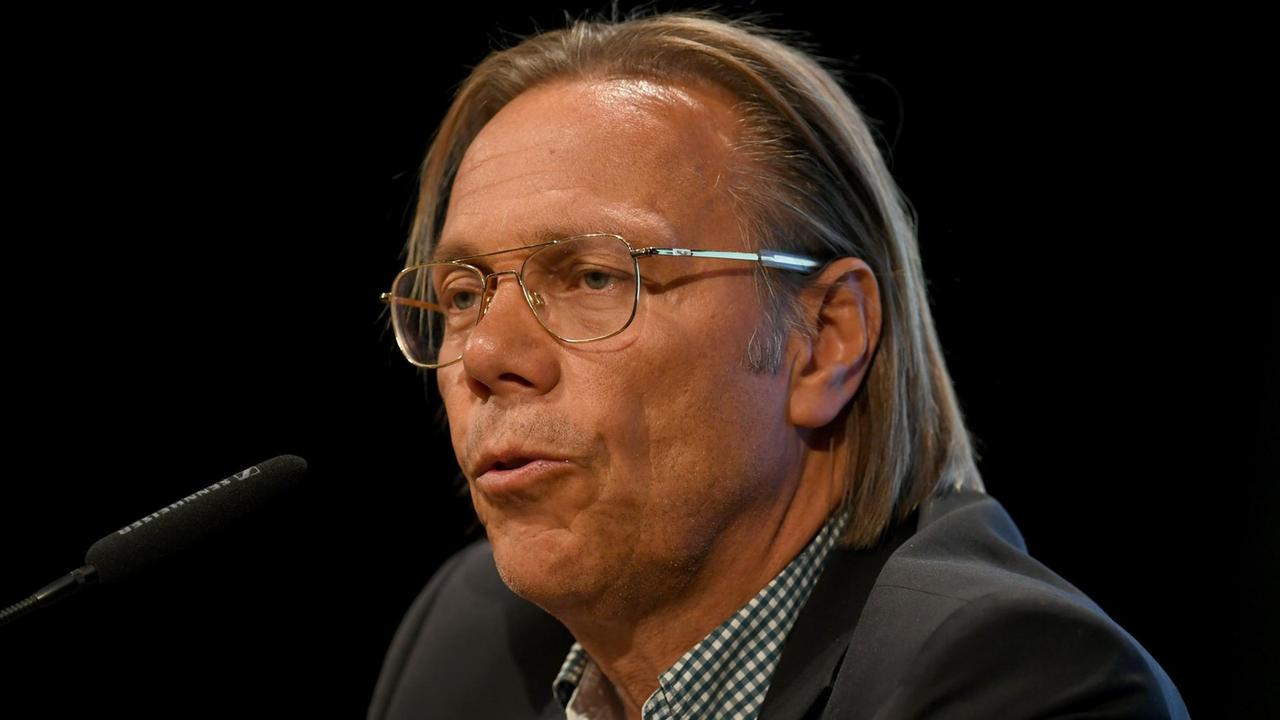 26.09.2018, Niedersachsen, Celle: Der Soziologe Harald Welzer spricht zum Thema «Die Schule der Zukunft ist nicht digital» während der Herbsttagung des Schulleitungsverbandes vor den Schulleitern. Foto: Holger Hollemann/dpa | Verwendung weltweit 26.09.2018, Niedersachsen, Celle: Der Soziologe Harald Welzer spricht zum Thema «Die Schule der Zukunft ist nicht digital» während der Herbsttagung des Schulleitungsverbandes vor den Schulleitern. Foto: Holger Hollemann/dpa | Verwendung weltweit