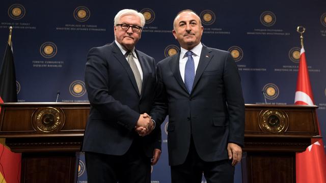 Bundesaußenminister Frank-Walter Steinmeier und der türkische Außenminister Mevlüt Cavusoglu geben sich am 15.11.2016 nach einer Pressekonferenz in Ankara (Türkei) die Hand.