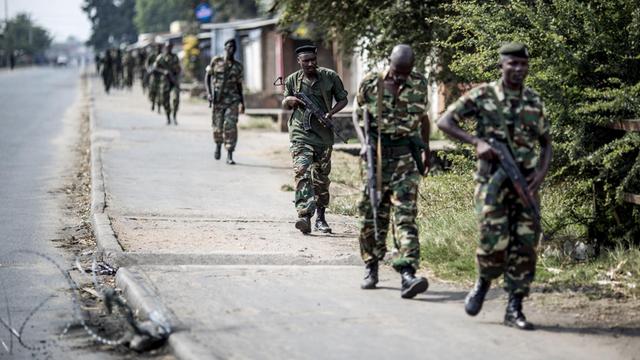 Soldaten in Bujumbura, der Hauptstadt Burundis, nach einer Operation im Stadtviertel Cibitoke
