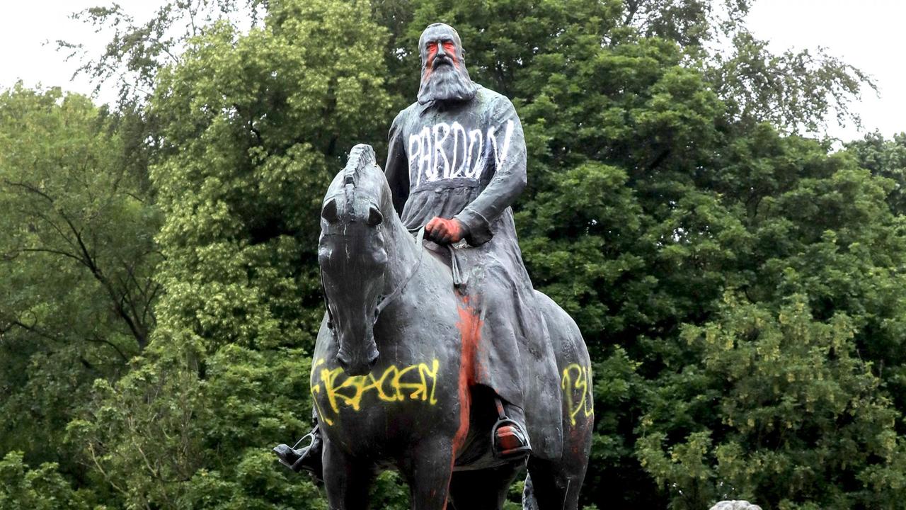Statue von Leopold II. in Brüssel, besprüht mit "PArdon" und "Rassismus"
