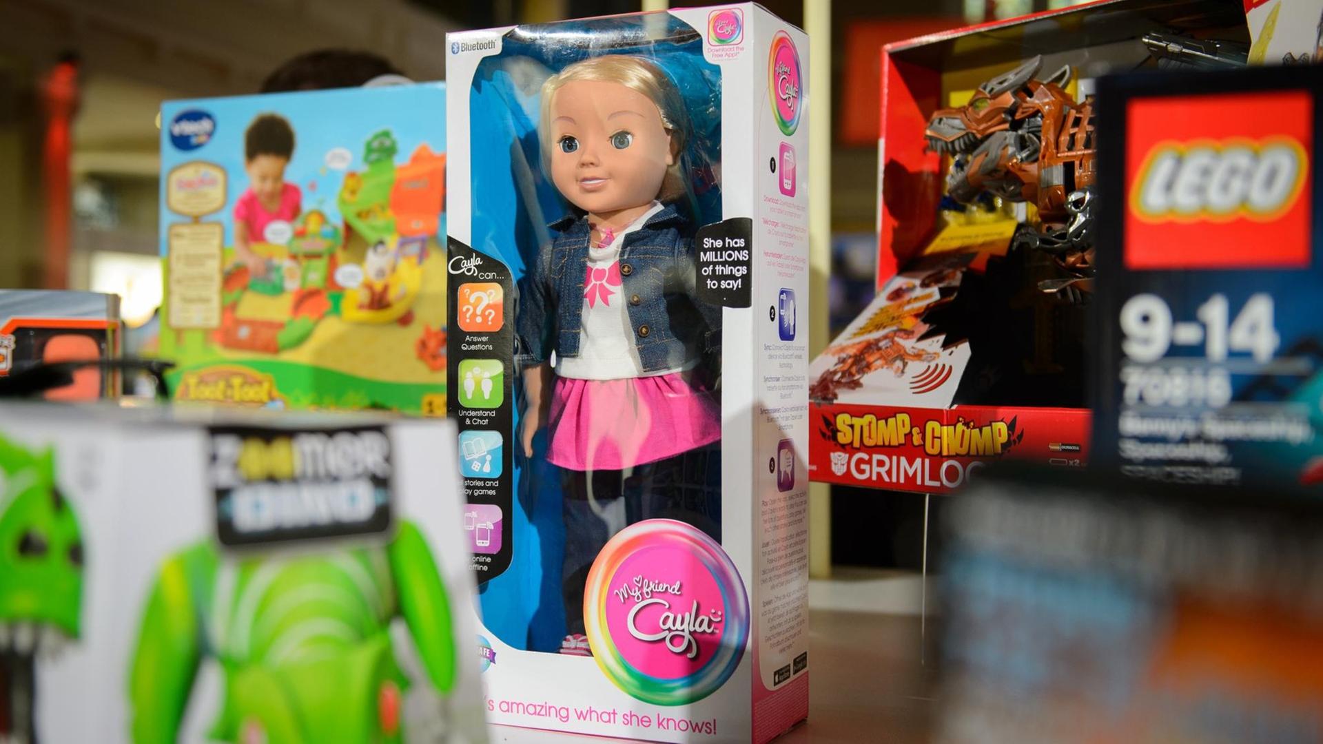 Die sprechende Puppe "My Friend Cayla" steht zwischen anderen Spielzeugen. Die Bundesnetzagentur hat so eine Puppe verboten, weil es sich dabei um eine versteckte Sendeanlage handeln würde.