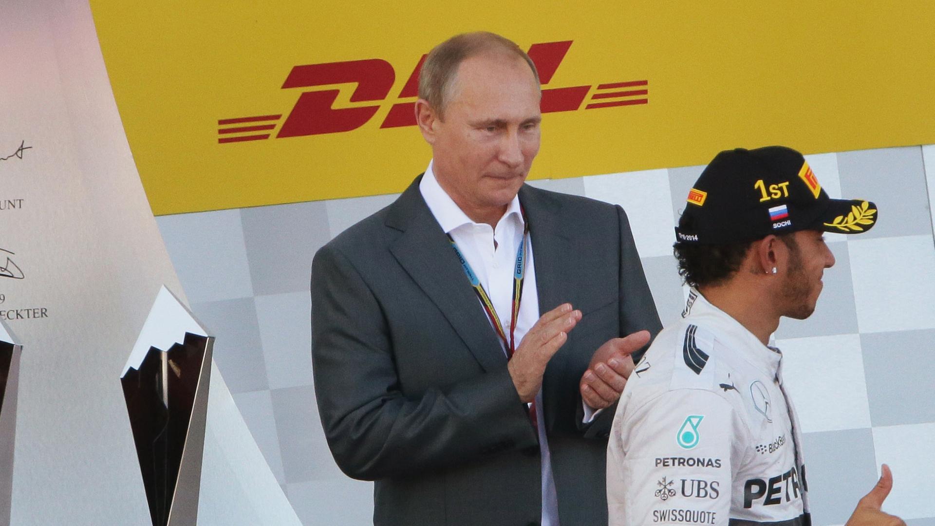 Nach dem Formel-1-Rennen in Sotschi gratuliert Russlands Präsident Wladimir Putin dem Sieger Lewis Hamilton. Nach dem Formel-1-Rennen in Sotschi gratuliert Russlands Präsident Wladimir Putin dem Sieger Lewis Hamilton.