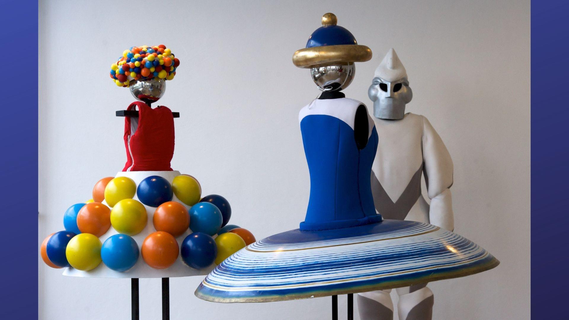 Die Ausstellung «Mensch Raum Maschine. Bühnenexperimente am Bauhaus», aufgenommen am 16.01.2014 im Bauhaus Dessau in Dessau-Roßlau (Sachsen-Anhalt). Die 4. Zivilkammer des Landgerichtes Dessau entscheidet am gleichen Tag, ob einige Exponate der Ausstellung so wie bisher gezeigt werden dürfen oder nicht. Es geht um 18 Kostüme. Ein Enkel des Bauhauskünstlers Oskar Schlemmer (1888-1943) will laut Gerichtssprecher erwirken, dass diese sogenannten Figurinen eindeutig als Kopien gekennzeichnet werden. Foto: Peter Endig/dpa | Verwendung weltweit Die Ausstellung «Mensch Raum Maschine. Bühnenexperimente am Bauhaus», aufgenommen am 16.01.2014 im Bauhaus Dessau in Dessau-Roßlau (Sachsen-Anhalt). Die 4. Zivilkammer des Landgerichtes Dessau entscheidet am gleichen Tag, ob einige Exponate der Ausstellung so wie bisher gezeigt werden dürfen oder nicht. Es geht um 18 Kostüme. Ein Enkel des Bauhauskünstlers Oskar Schlemmer (1888-1943) will laut Gerichtssprecher erwirken, dass diese sogenannten Figurinen eindeutig als Kopien gekennzeichnet werden. Foto: Peter Endig/dpa | Verwendung weltweit