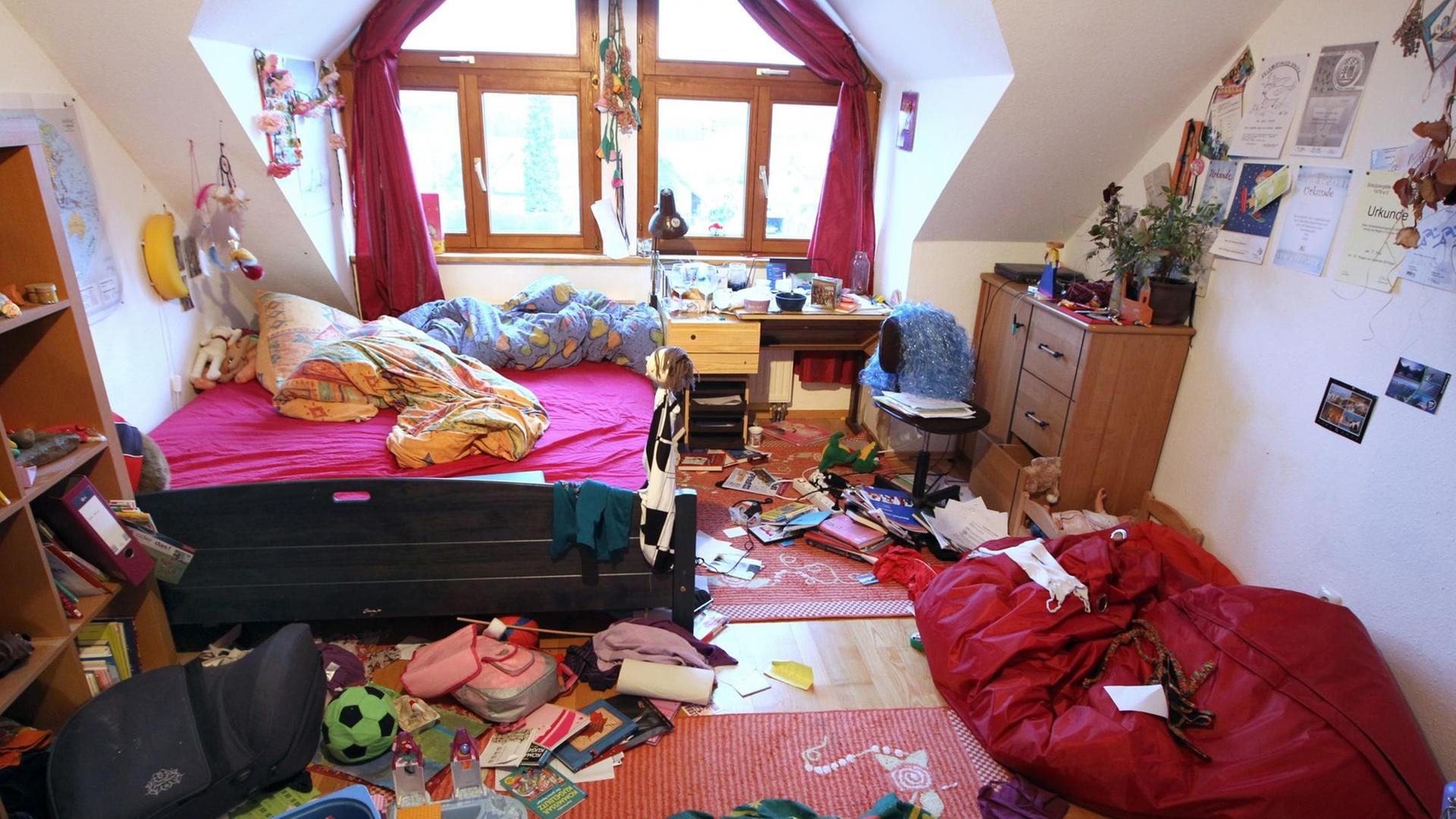 Das unaufgeräumte Zimmer eines elf-jährigen Mädchens aufgenommen in Isny (Schwaben) (Foto vom 26.03.2011). Foto: Karl-Josef Hildenbrand dpa/lsw