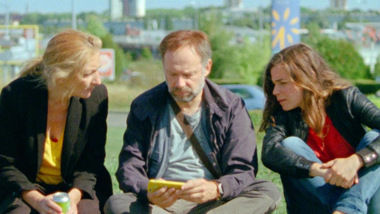Die drei Darsteller von Corinne, Bertrand und Blanche sitzen nebeneinander. Die drei Darsteller von Corinne, Bertrand und Blanche sitzen nebeneinander.