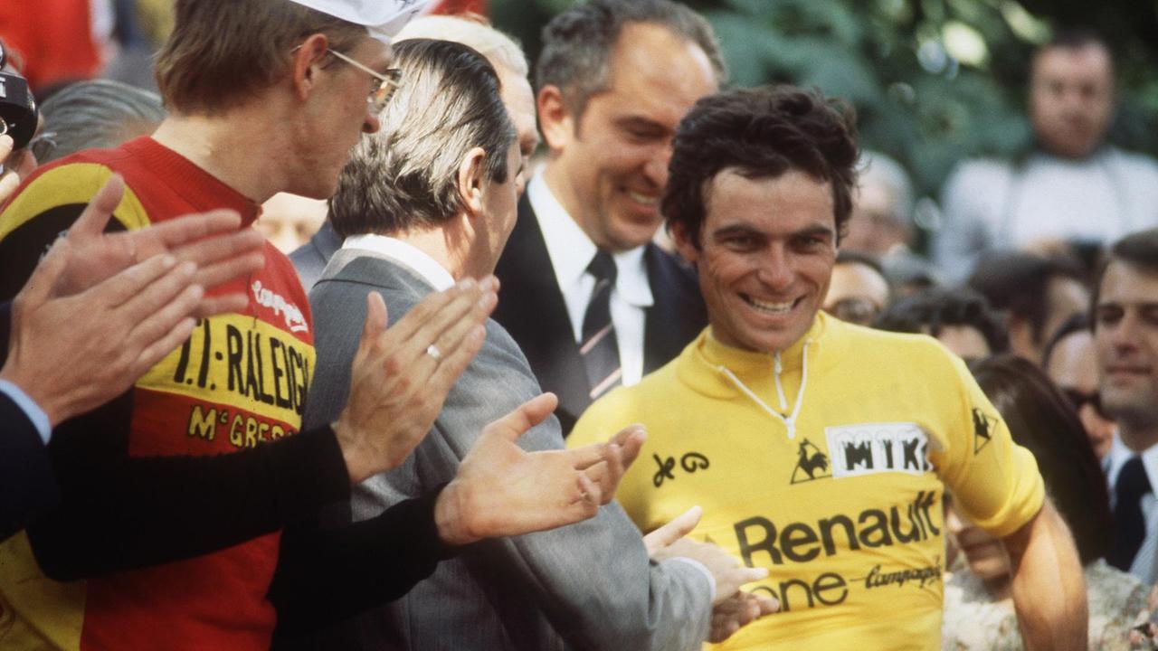 Bernard Hinault im Gelben Trikot am 23. Juli 1978 in Paris nach seinem Sieg bei der Tour de France
