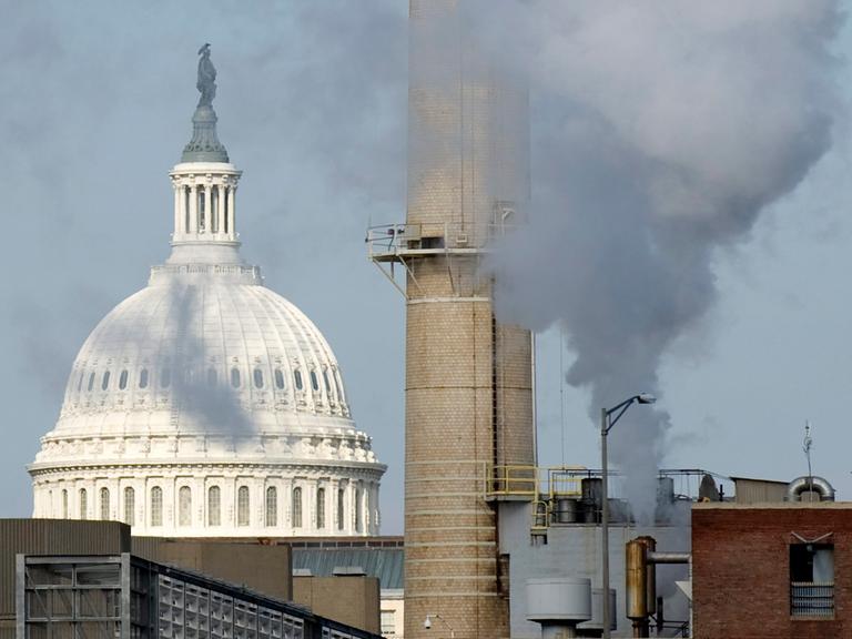Rauchschwaden aus einem Kohlekraftwerk vor dem Capitol in Washington