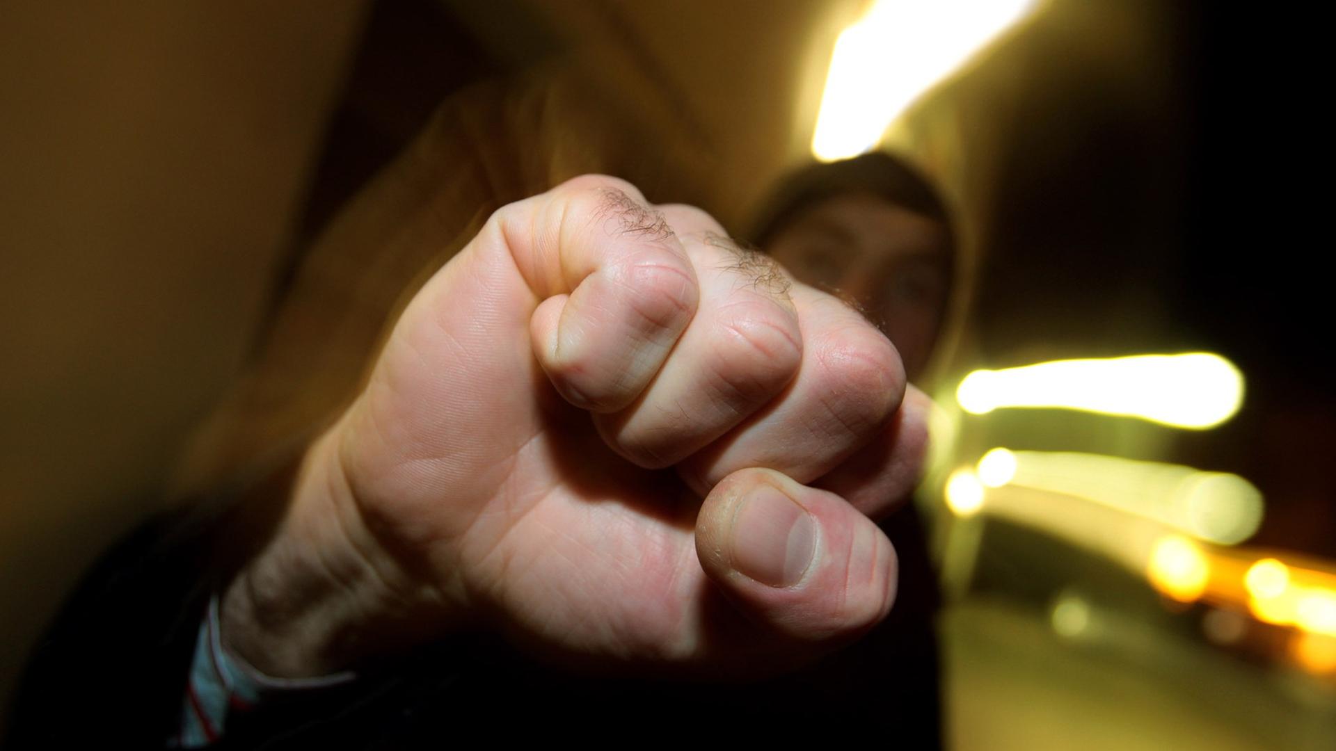Ein junger Mann hebt seine geballte Faust (Foto vom 11.01.2008) Ein junger Mann hebt seine geballte Faust (Foto vom 11.01.2008)