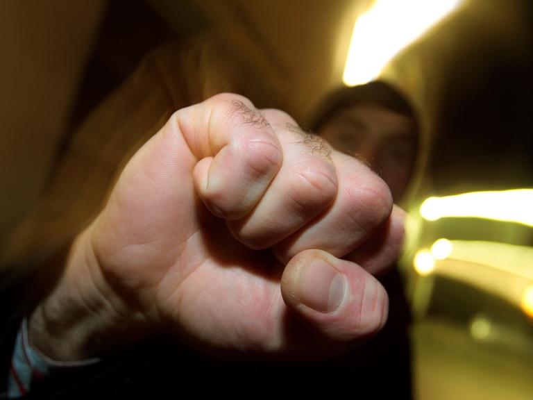 Ein junger Mann hebt seine geballte Faust (Foto vom 11.01.2008)