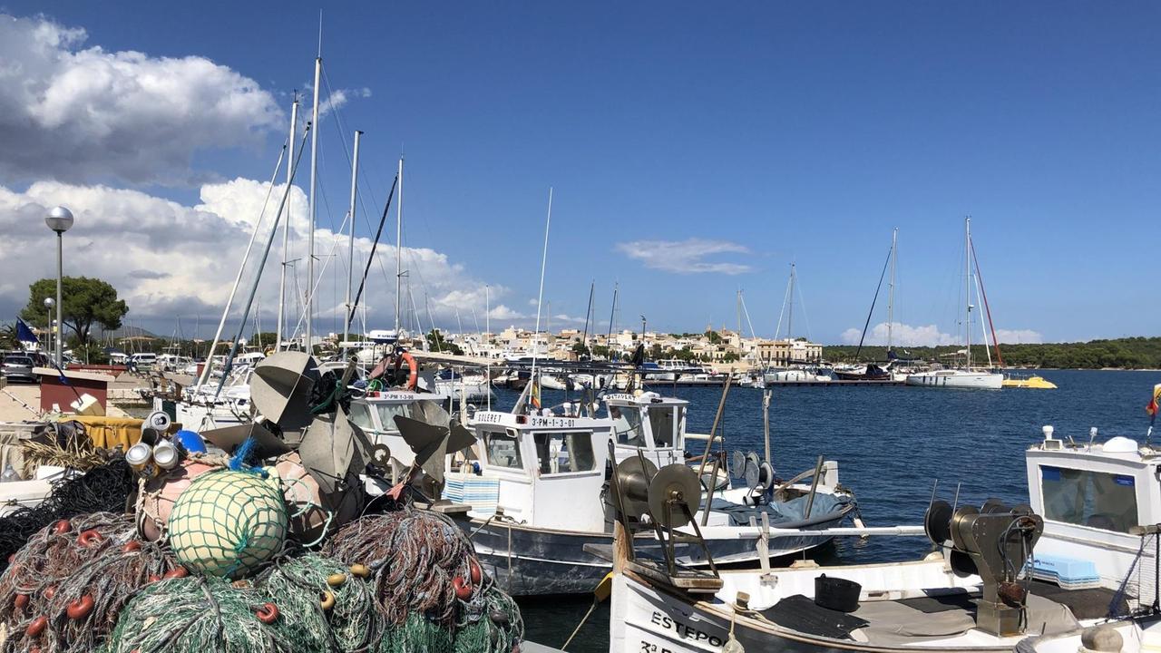 Kleine Boote an einem Hafen auf Mallorca.