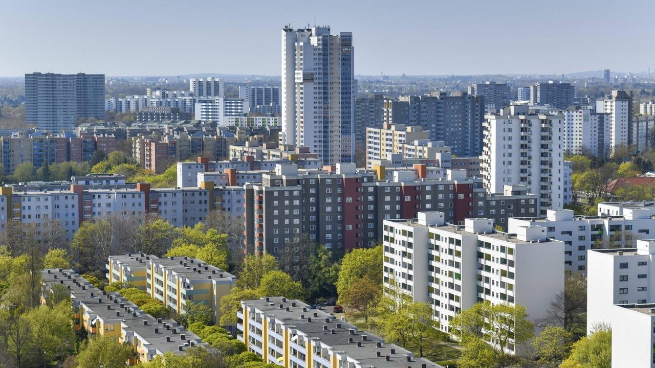 Blick auf die Hochhäuser der Berliner Gropiusstadt. Blick auf die Hochhäuser der Berliner Gropiusstadt.