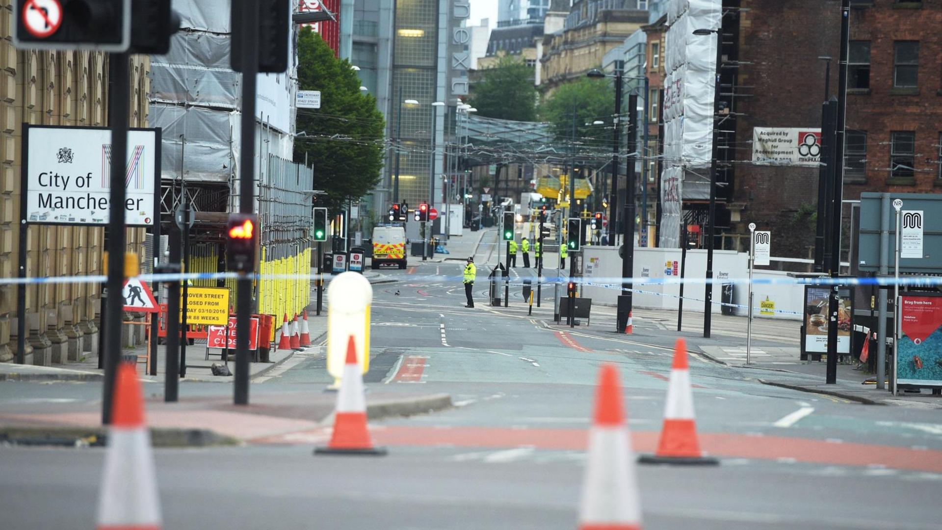 Die Polizei sperrt am 24.05.2017 eine Straße in der Nähe der Manchester Arena (Großbritannien) ab. Die Polizei sperrt am 24.05.2017 eine Straße in der Nähe der Manchester Arena (Großbritannien) ab.