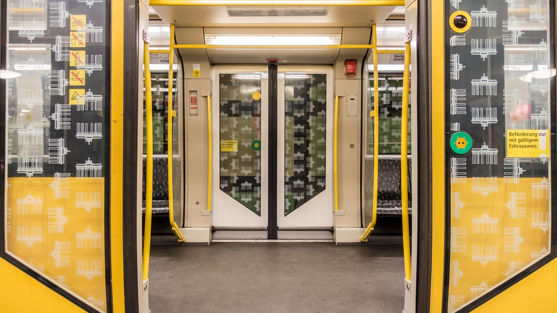 Die Linie U8 der Berliner U-Bahn hat 24 Stationen und verbindet Neukölln im Süden mit Reinickendorf im Norden. Die Linie U8 der Berliner U-Bahn hat 24 Stationen und verbindet Neukölln im Süden mit Reinickendorf im Norden.