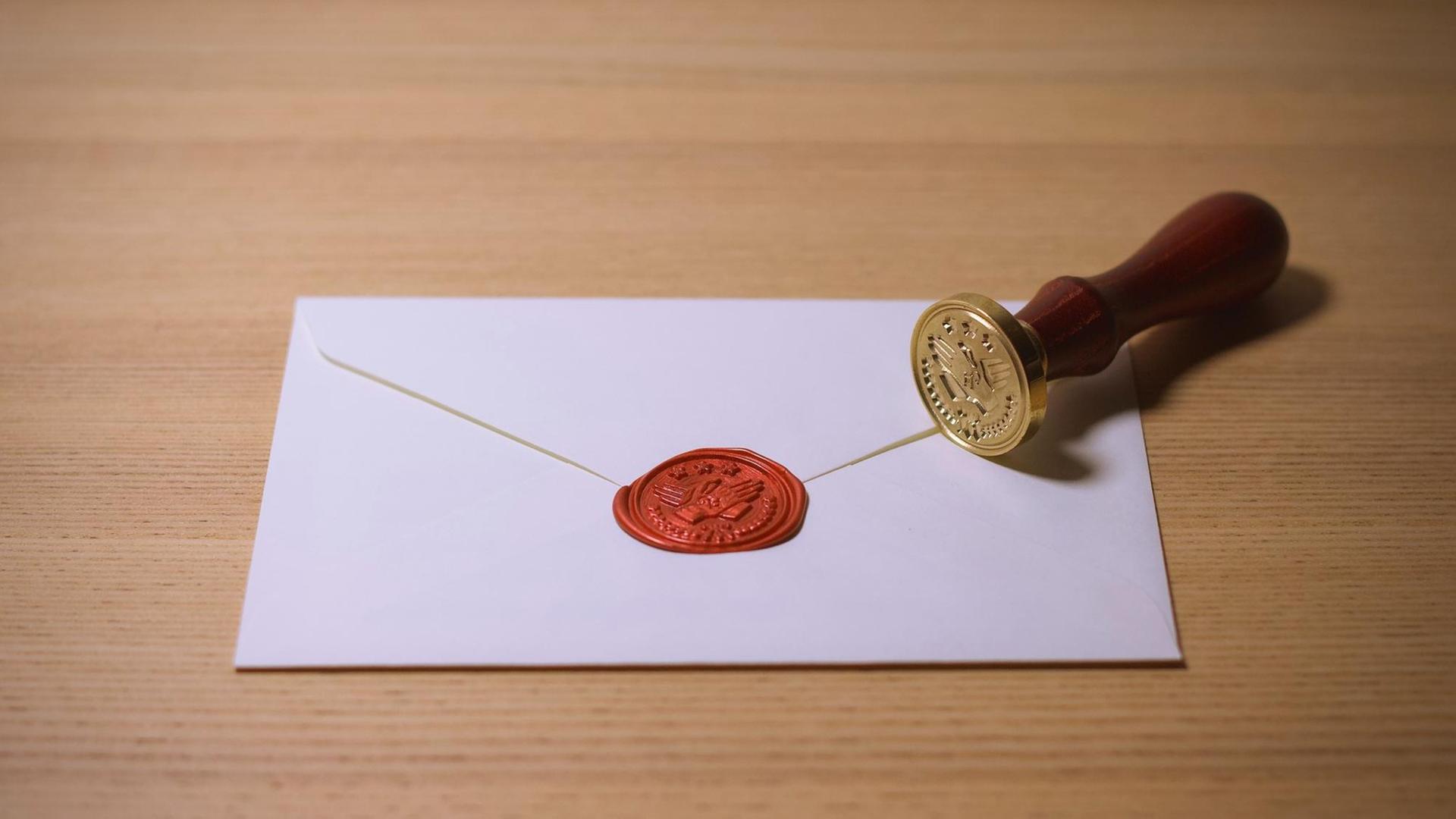 Ein Briefumschlag mit rotem Siegel und einem Stempel daneben. Ein Briefumschlag mit rotem Siegel und einem Stempel daneben.