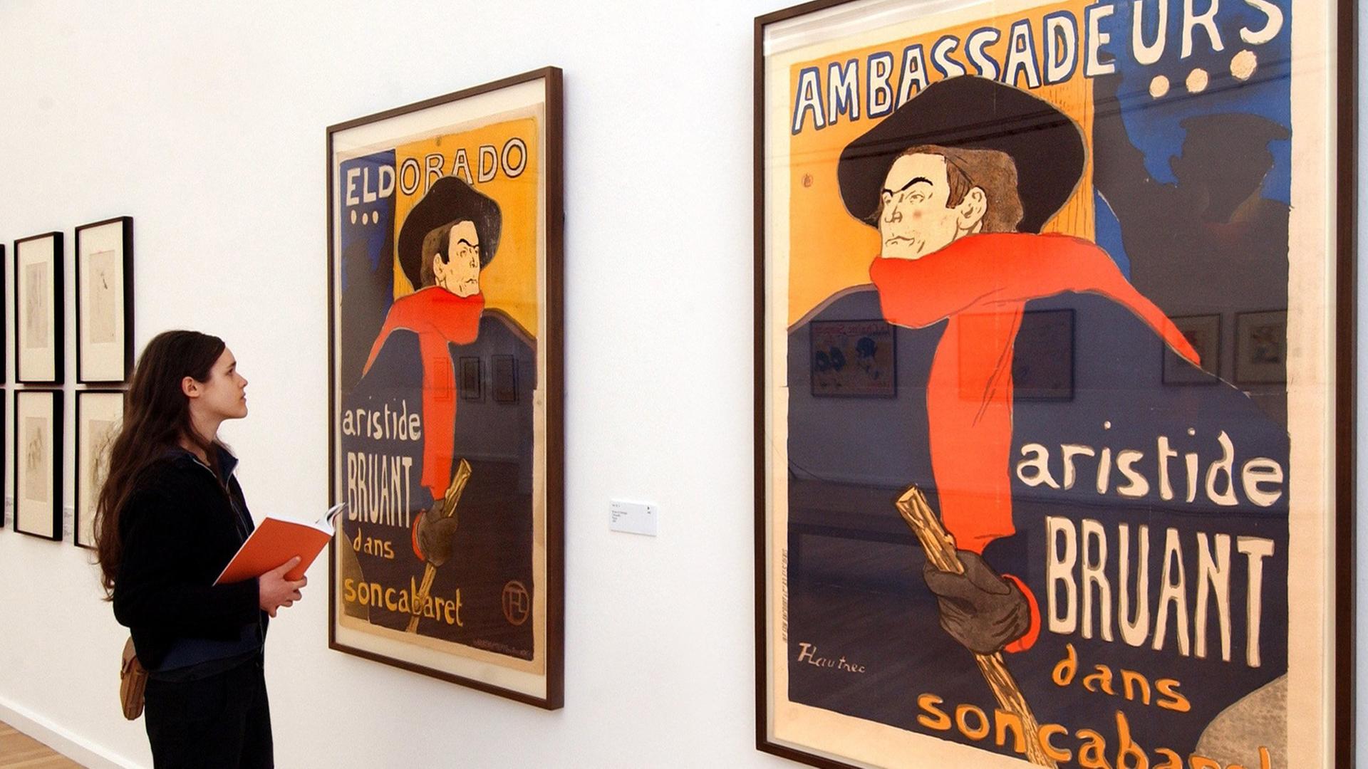 Eine Besucherin betrachtet in den Kunstsammlungen Chemnitz die Lithografien "Bruant im Eldorado" und "Bruant im Ambassadeurs" (vorn) aus dem Jahre 1892 von Henri de Toulouse-Lautrec (1864 - 1901). Eine Besucherin betrachtet in den Kunstsammlungen Chemnitz die Lithografien "Bruant im Eldorado" und "Bruant im Ambassadeurs" (vorn) aus dem Jahre 1892 von Henri de Toulouse-Lautrec (1864 - 1901).
